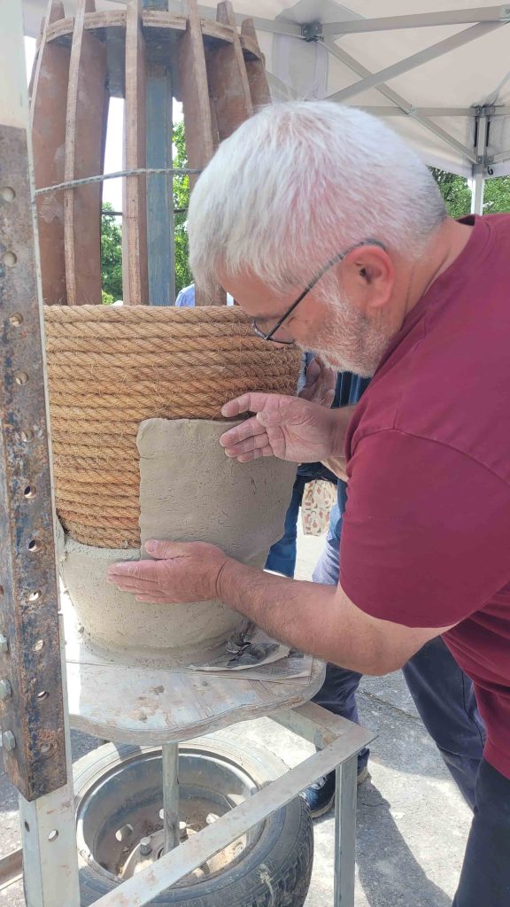Réalisation d'une jarre à la corde à la poterie de rêve de fées de MATHAY 25700